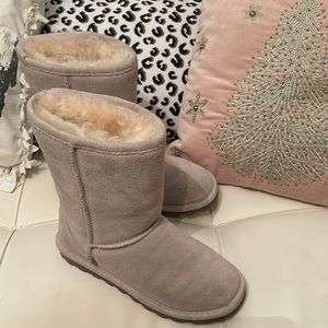 Women’s Bearpaw suede light grey sheepskin size 6 boots worn once